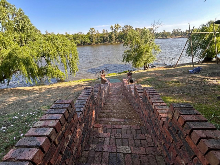 4 Bedroom Property for Sale in Lindequesdrif North West